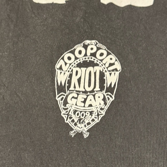 Authentic 1991 Zooport Riot Gear tee. not a reprint. Rare "Charlie Don’t Surf” - Picture 4 of 9
